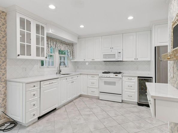 85 Marjorie Court 85, Manhasset NY 11030