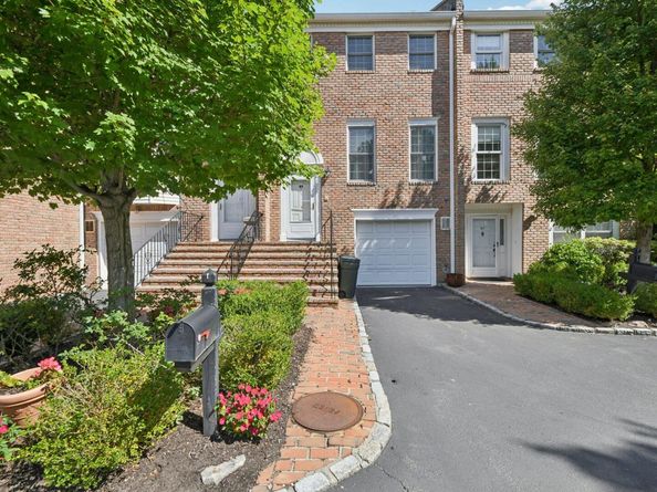 85 Marjorie Court 85, Manhasset NY 11030