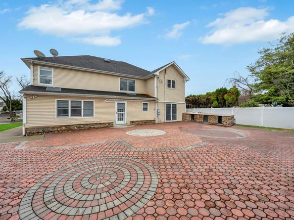 6 Garden Circle, Syosset NY 11791