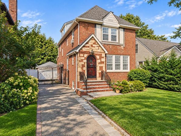 115 Canterbury Gate, Lynbrook NY 11563