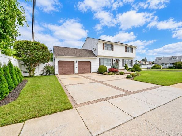 371 N Iowa Avenue, Massapequa NY 11758