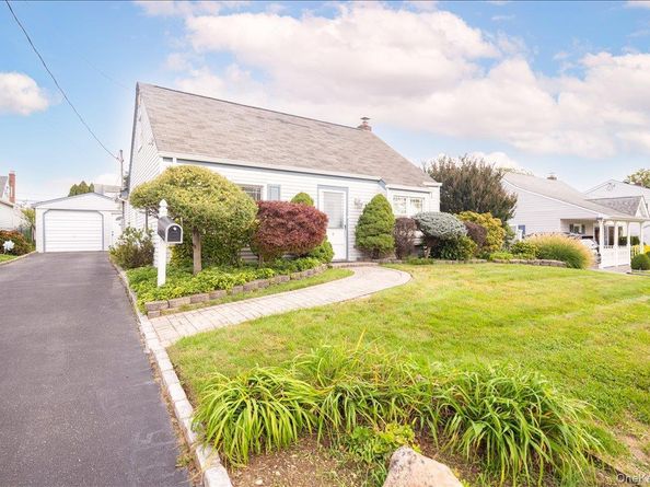 8 Park Circle N, Farmingdale NY 11735