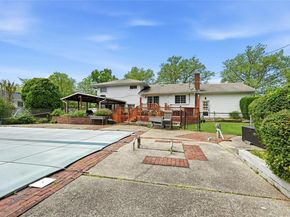 10 Darien Place, East Northport NY 11731