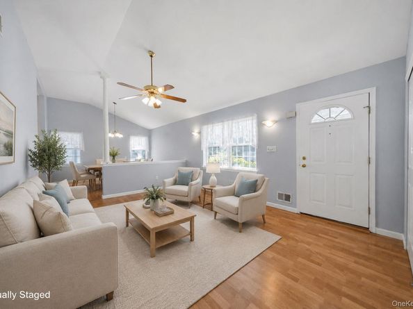40 Willow Court, Manorville NY 11949