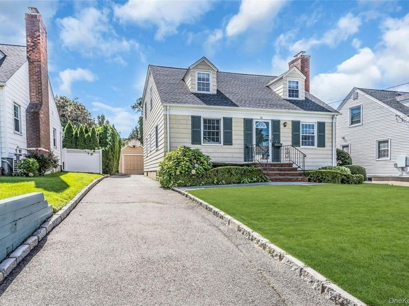 26 Ridge Drive, Manhasset NY 11030