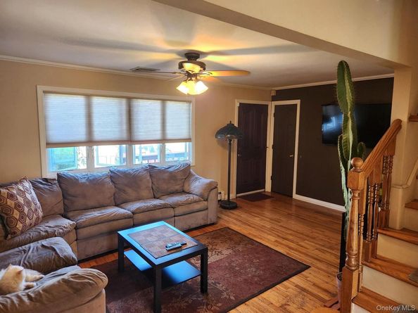 956 N Hamilton Avenue, Lindenhurst NY 11757