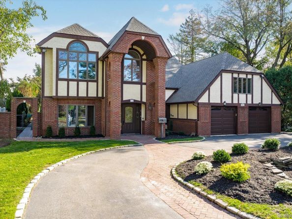 74 Oriole Way, Westbury NY 11590