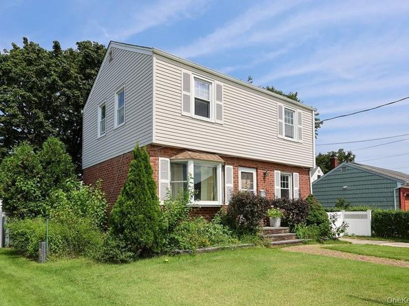 494 Sally Road, Mineola NY 11501