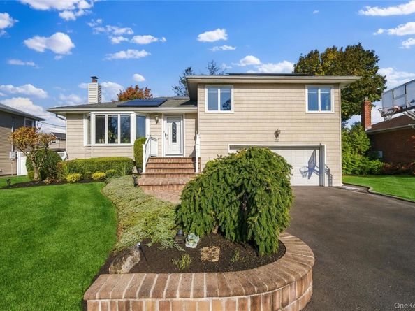 28 Roxton Road, Plainview NY 11803