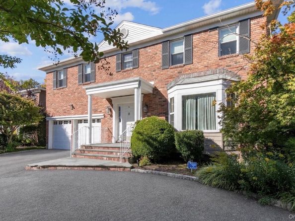 6 Pin Oak Drive, Roslyn NY 11576