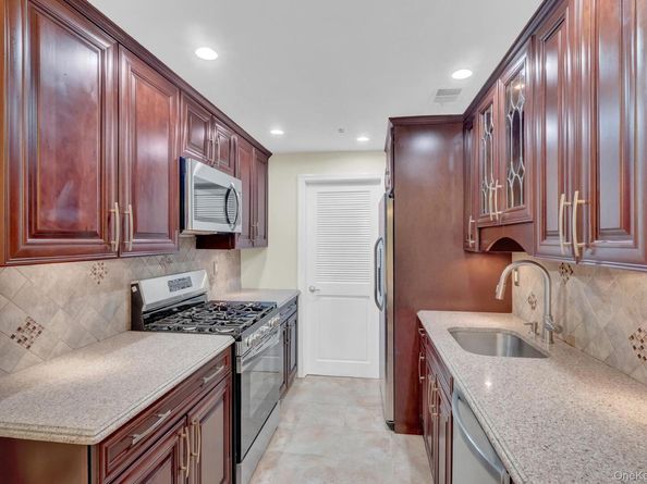 425 Clubhouse Court 389, Coram NY 11727