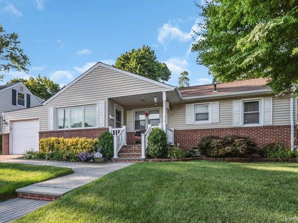6 Emerald Drive, Glen Cove NY 11542