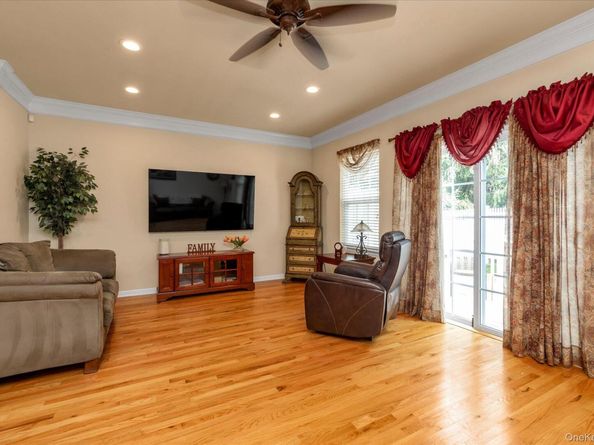 96 Paget Lane, Massapequa NY 11758
