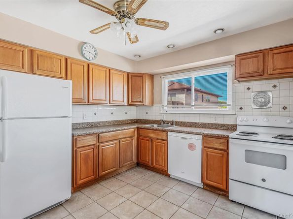 233 E Alhambra Avenue, Lindenhurst NY 11757