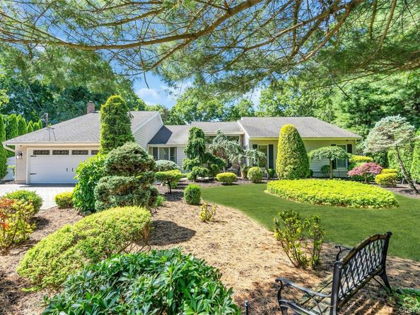 6 Averly Place, Smithtown NY 11787