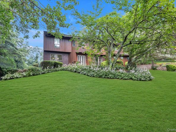 17 Calumet Drive, Dix Hills NY 11746