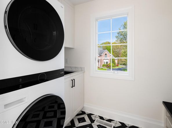 19 Stone Fence Lane, Stamford CT 06903