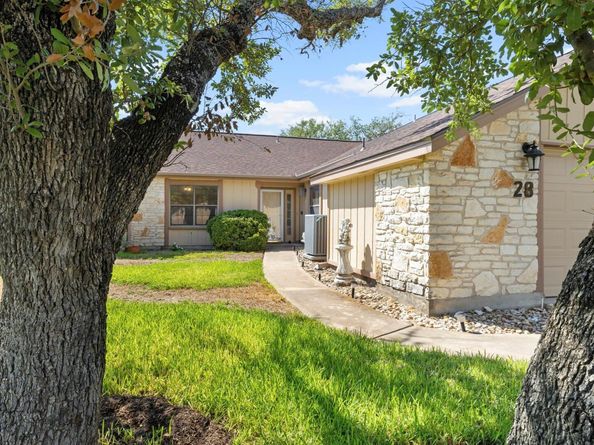 28 Oaks PL, Lago Vista TX 78645