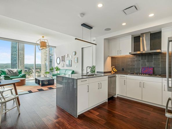 301 West Ave 2009, Austin TX 78701