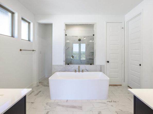 112 Ensberg LN, Liberty Hill TX 78642