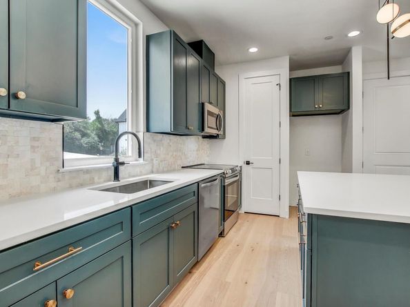 4127 E 12th ST 5, Austin TX 78721