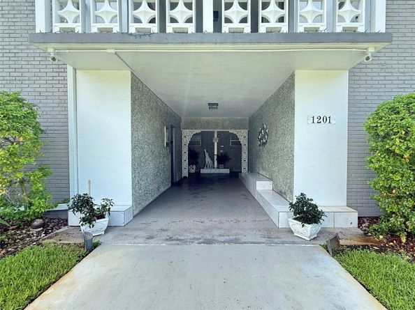 1201 Hillcrest Ct 109, Hollywood FL 33021