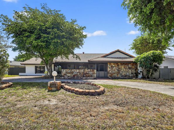 19811 W Oakmont Drive, Hialeah FL 33015