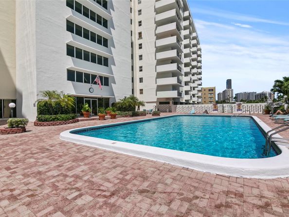 401 Golden Isles Dr 1102, Hallandale Beach FL 33009
