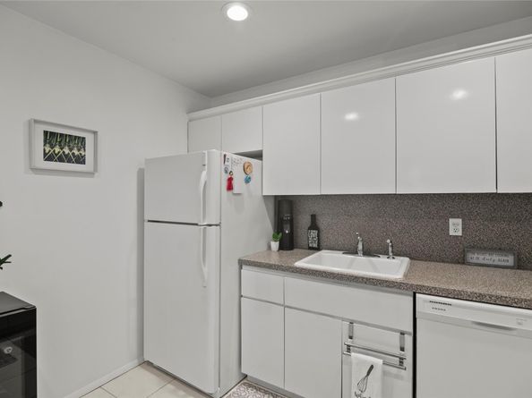 401 Golden Isles Dr 1102, Hallandale Beach FL 33009