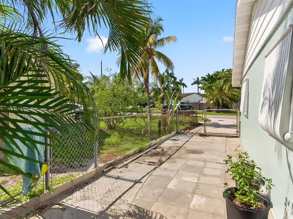 5531 S 35th Court, Greenacres FL 33463