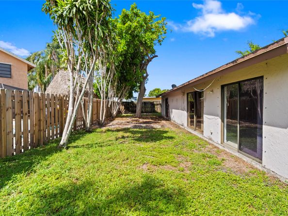 711 SW 95th Ter, Pembroke Pines FL 33025