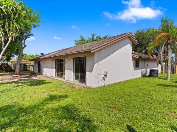 711 SW 95th Ter, Pembroke Pines FL 33025