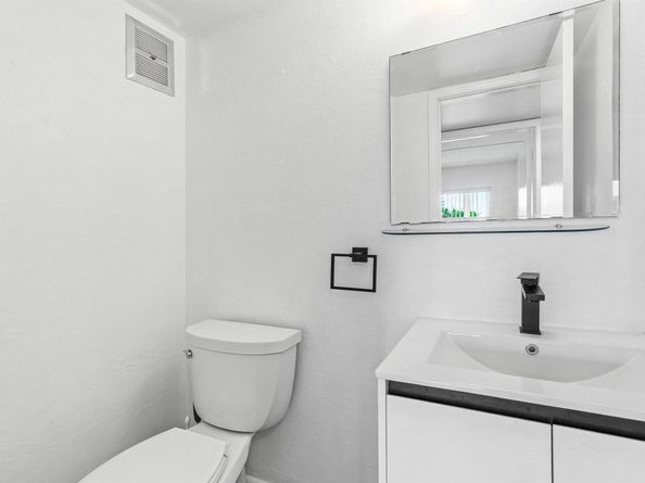 354 Chatham R, West Palm Beach FL 33417