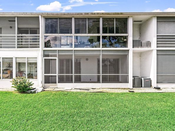 354 Chatham R, West Palm Beach FL 33417