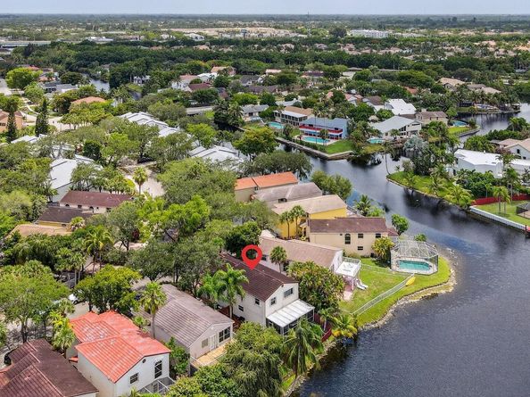9861 Fairway Cove Ln, Plantation FL 33324