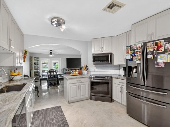 9861 Fairway Cove Ln, Plantation FL 33324