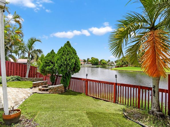 9861 Fairway Cove Ln, Plantation FL 33324