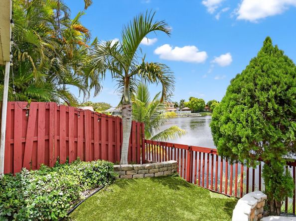 9861 Fairway Cove Ln, Plantation FL 33324