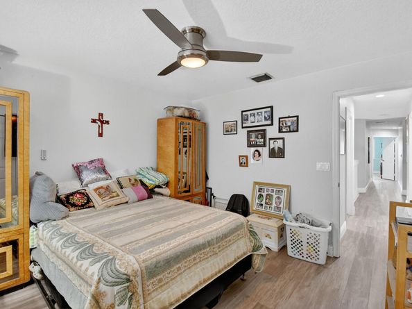 9861 Fairway Cove Ln, Plantation FL 33324