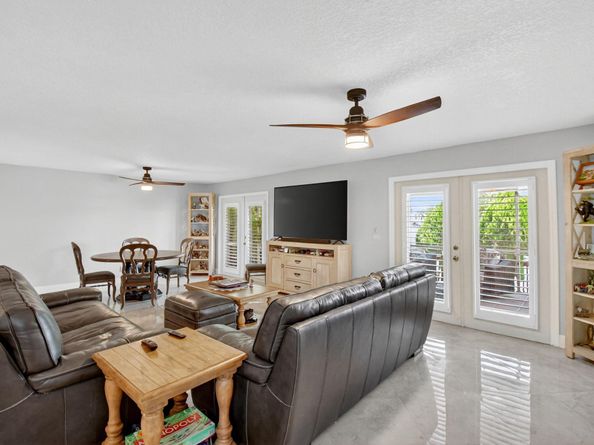 9861 Fairway Cove Ln, Plantation FL 33324