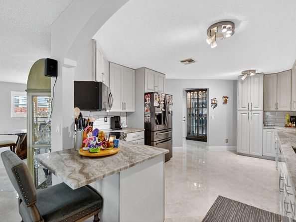 9861 Fairway Cove Ln, Plantation FL 33324