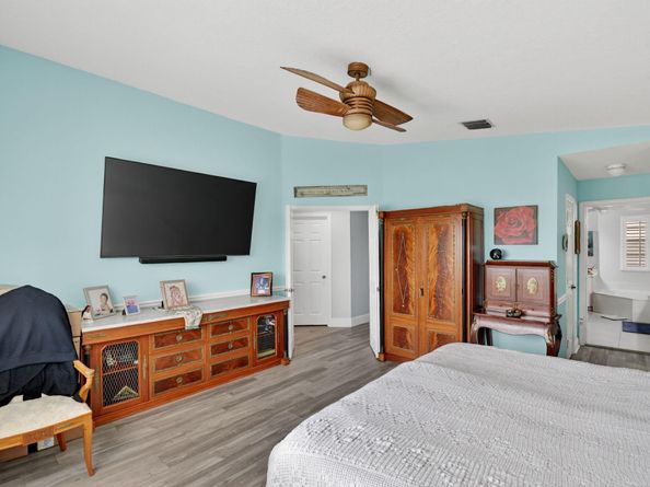 9861 Fairway Cove Ln, Plantation FL 33324