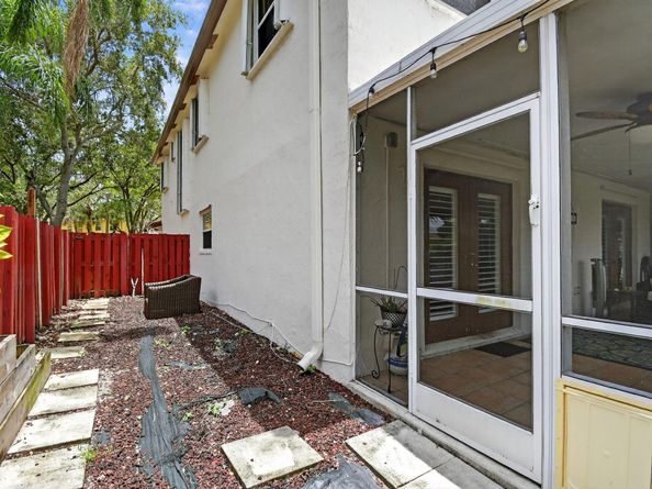9861 Fairway Cove Ln, Plantation FL 33324