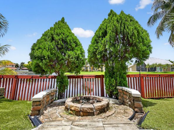 9861 Fairway Cove Ln, Plantation FL 33324