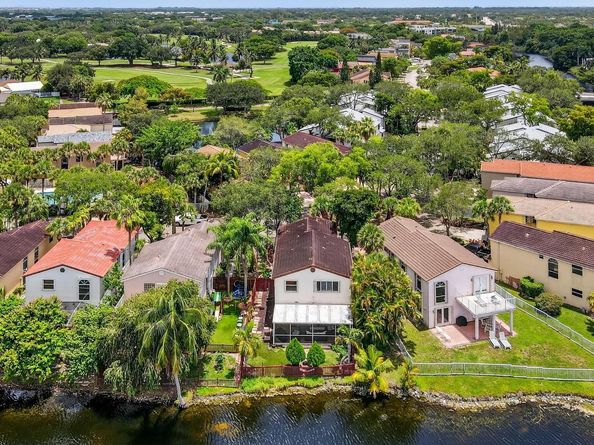 9861 Fairway Cove Ln, Plantation FL 33324