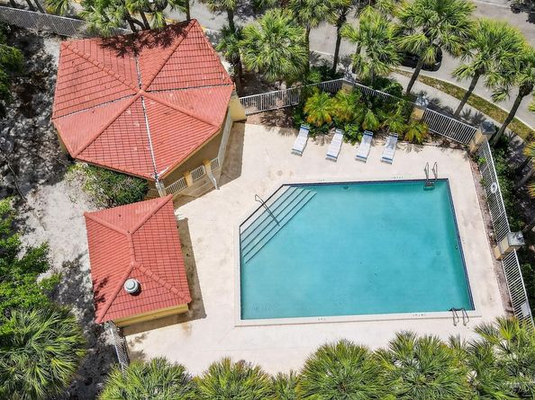 9861 Fairway Cove Ln, Plantation FL 33324