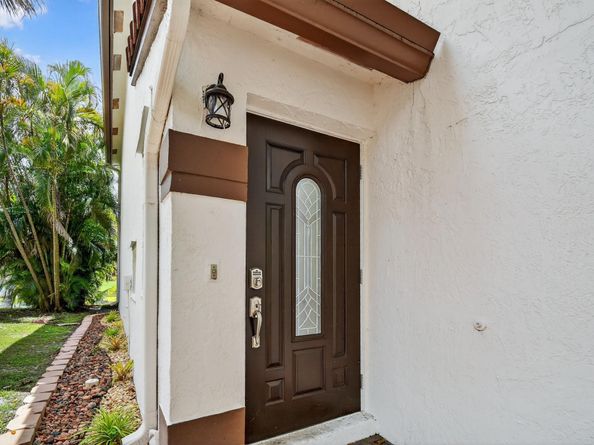 9861 Fairway Cove Ln, Plantation FL 33324