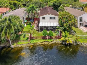 9861 Fairway Cove Ln, Plantation FL 33324