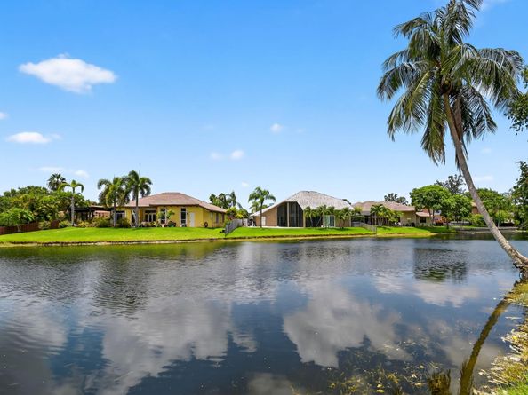 9861 Fairway Cove Ln, Plantation FL 33324