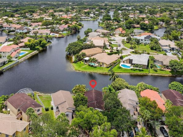 9861 Fairway Cove Ln, Plantation FL 33324